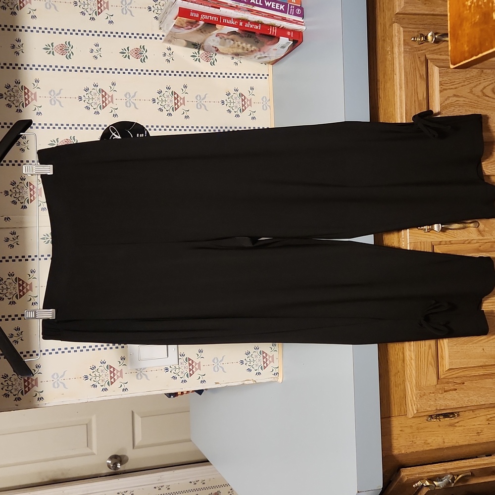 NWT Libra Black ladies capri Size S/P